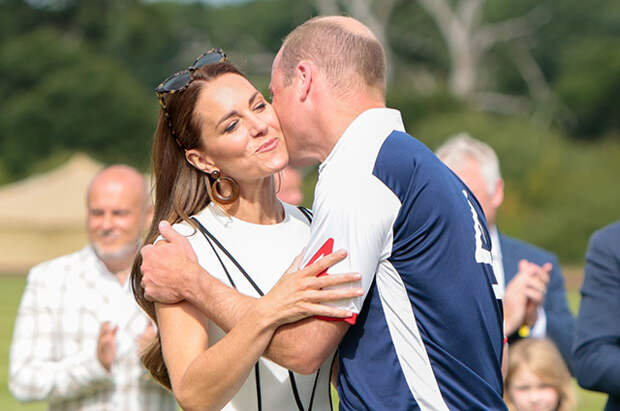 Кейт Миддлтон и принц Уильям посетили благотворительный матч по поло и поцеловались на публике