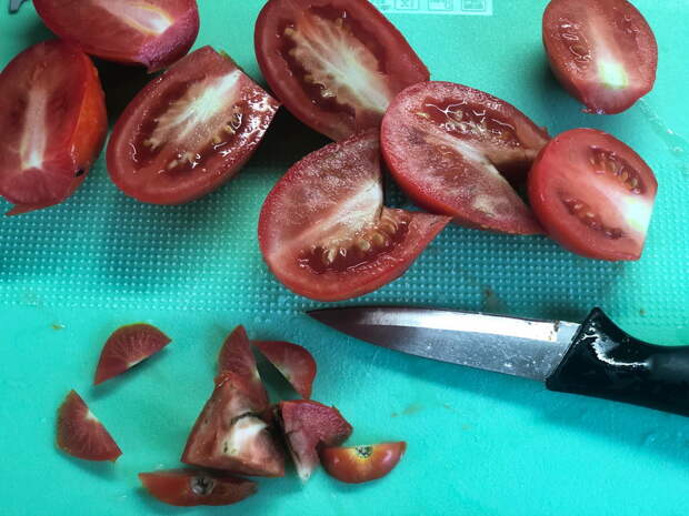 Домашний томатный соус на зиму. Делаю каждую осень 10 банок обязательно. Всего 2 ингредиента: помидоры и листья хрена