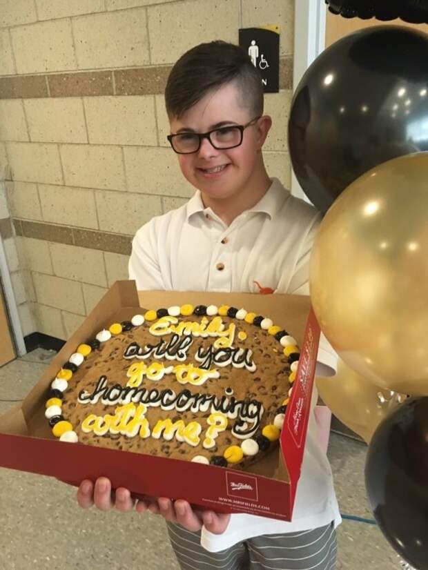 As it's homecoming season, Jake came up with the idea to ask Emily to the dance with a special cookie cake, because he knew she loves cookies. When students in Peer Partners, a program that pairs special needs students with a mentor at school, heard about Jake's plan, they all wanted to help.