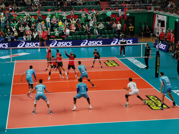 Девочку не хотели пускать на матч волейбольного "Локомотива" из-за желто-синего мяча