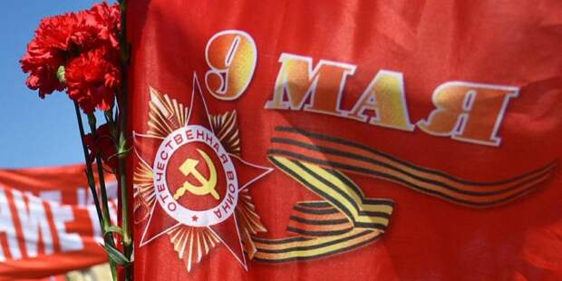 Собянин возложил цветы к памятнику маршалу Жукову на Манежной площади. Фото: mos.ru