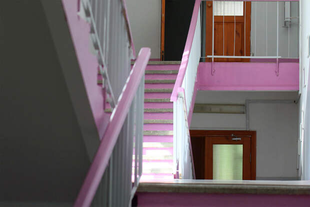 В российской школе подросток упал с третьего этажа на второй и потерял сознание