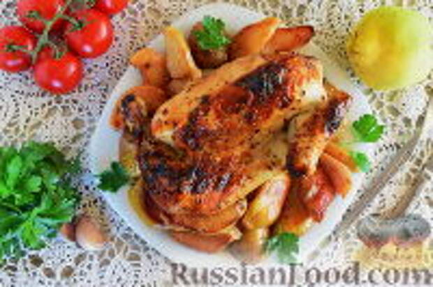 Фото к рецепту: Курица, запеченная в рукаве, с айвой и картофелем