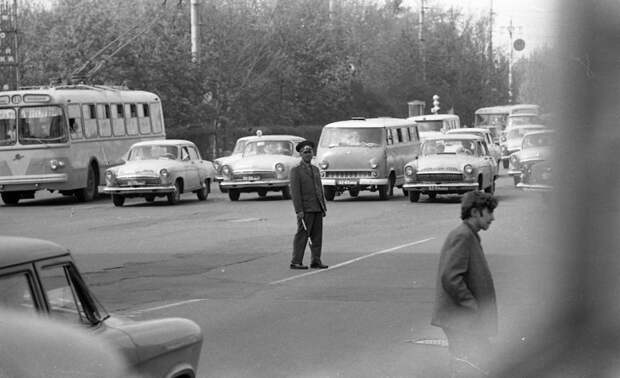 Московский дорожный трафик 70-х. СССР, авто, автозапчасти, автомобили, дефицит, жигули, москвич, ремонт авто