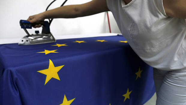 Швея гладит флаг Евросоюза. Архивное фото