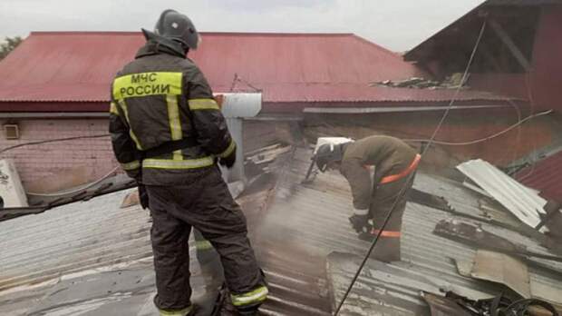 Сотрудники МЧС России ликвидировали пожар в нежилом здании в Иркутске