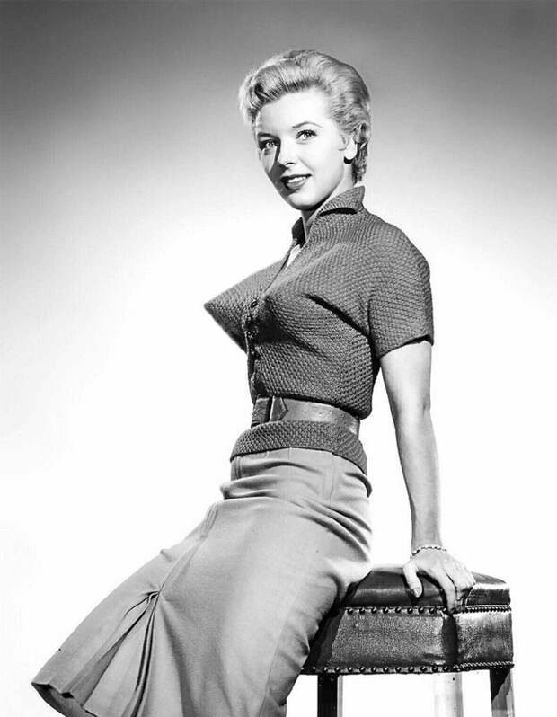 Women Worn Bullet Bra in the 1940s and 1950s (2).jpg Women Worn Bullet Bra in the 1940s and 1950s (2).jpg