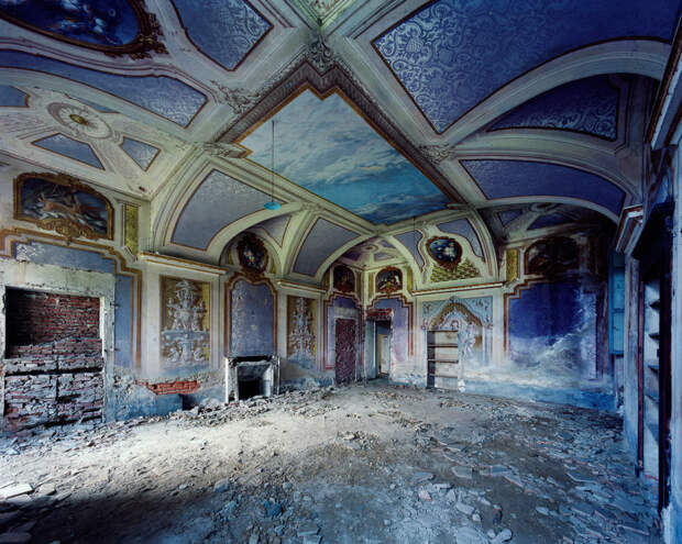 Фотограф запечатлел красоту заброшенных итальянских особняков. Спустя столько лет они не утратили своего великолепия