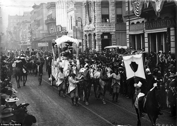 В 1875 году штат Луизиана провозгласил Марди Гра официальным государственным праздником. америка, исторические кадры, история, люди, новый орлеан, редкие фото, сша, фото