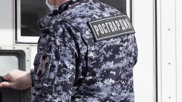 В Петербурге росгвардейцев наградили за мужество при спасении людей на пожаре