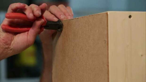 Как правильно установить полки в тумбочке