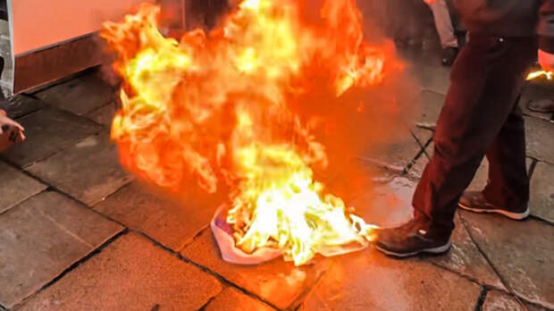 Сожжение флага и критика Израиля: за что еще могут отказать в выдаче грин-карты