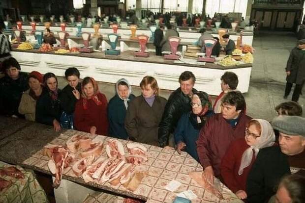 Центральный рынок Новокузнецка в 1991 году. 