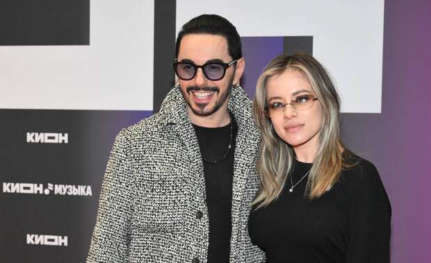 Бросивший жену по телефону российский певец объявил о помолвке