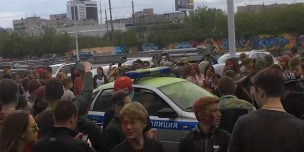 Челябинский фестиваль красок завершился нападением подростков на полицейских