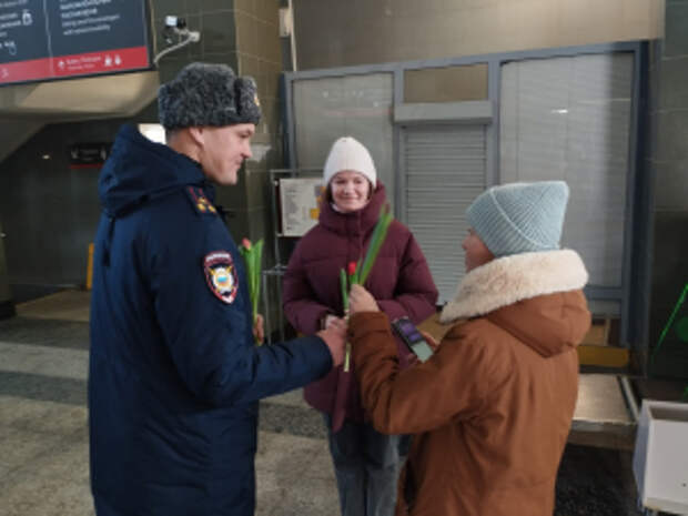 В рамках акции «8 Марта – В каждый Дом» транспортные полицейские и общественники Кургана поздравили милых дам с наступающим праздником