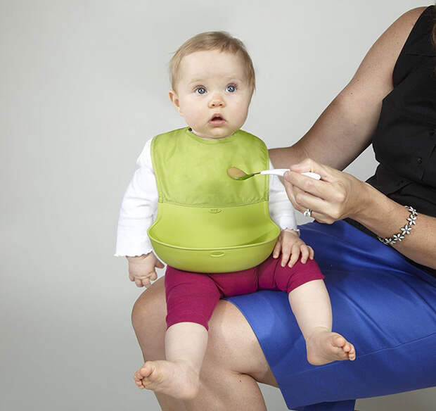 Silicone Roll Up Bib That Catches All The Leftovers Silicone Roll Up Bib That Catches All The Leftovers