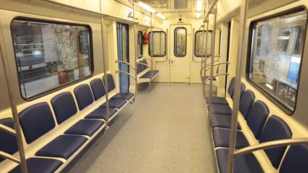 На Замоскворецкой линии метро обновляют навигационные панели над дверями в вагонах