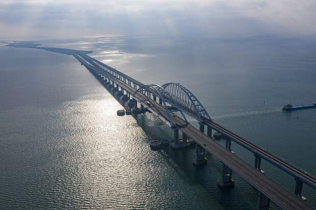 На въезде на Крымский мост образовалась многокилометровая пробка