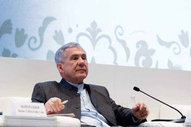 Рөстәм Миңнехановка Кытайда 80 телне аңлый торган тәрҗемәче-колакчын тәкъдим иттеләр