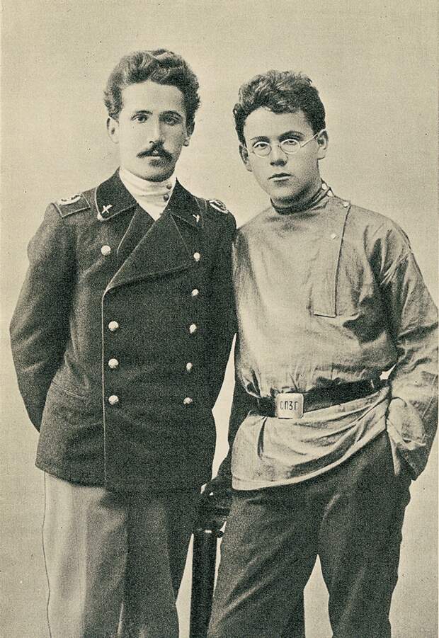 Самуил Маршак (справа) со старшим братом, Моисеем, студентом Петербургского политехнического института. Лето 1905 года