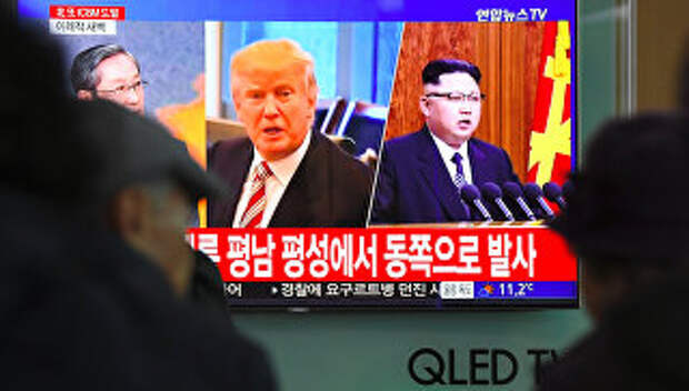 Портреты президента США Дональда Трампа и лидера КНДР Ким Чен Ына во время трансляции новостей на железнодорожном вокзале в Сеуле после ракетного пуска КНДР