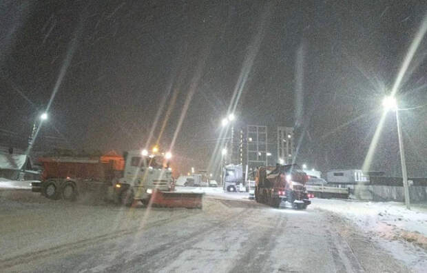 Коммунальщики круглосуточно устраняют последствия снегопадов на дорогах Тульской области