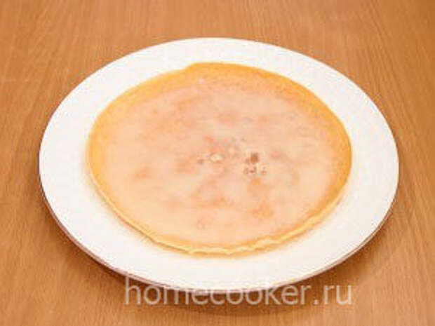 Блинный торт Smazyvaem blin sgushhenkoj 300x225 Блинный торт