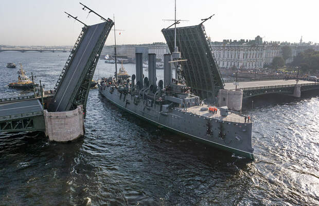 Крейсер "Аврора" проезжает через Дворцовый мост в Санкт-Петербурге, 2014 год