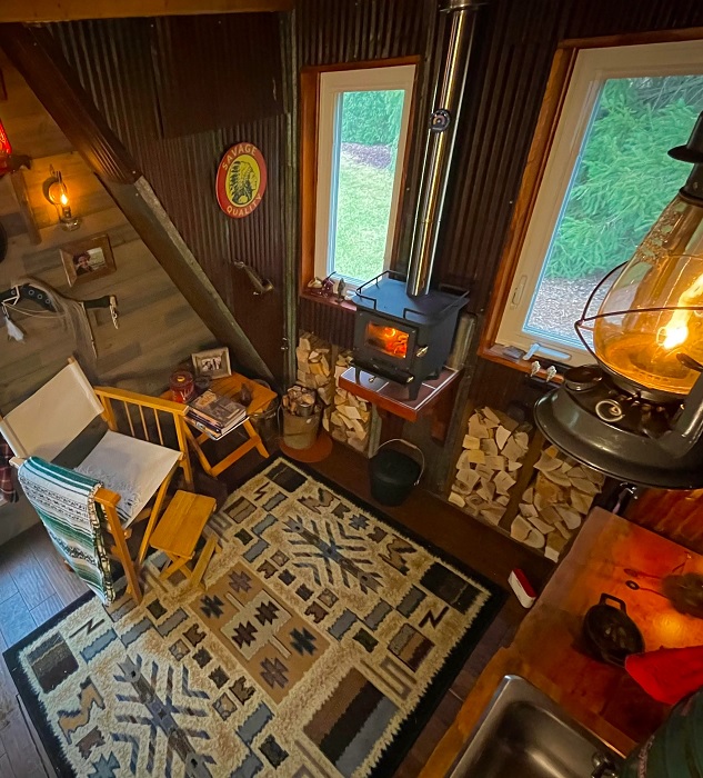 Интерьер домика для отдыха, построенного своими руками (Cabin McCabinface). | Фото: reddit.com.