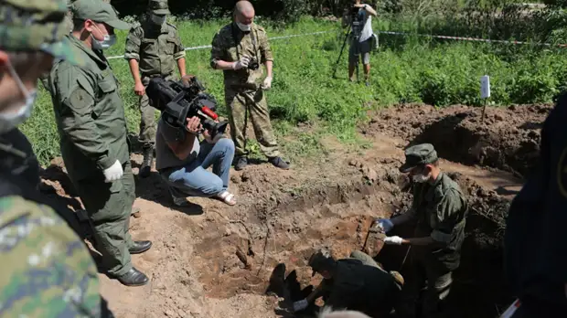 Военнослужащие присоединились к поиску останков жертв концлагеря в Псковской области