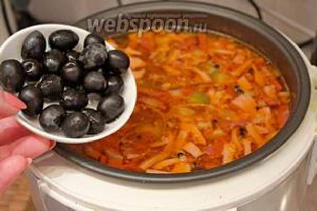 За 5 минут до окончания приготовления, добавить маслины, посолить по вкусу.