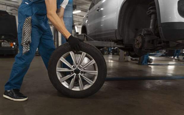 Водителям рассказали о сдвиге смены летней резины на зимнюю на месяц