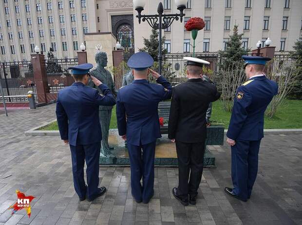 Четыре молодых офицера в парадной форме на Фрунзенской набережной не привлекали к себе повышенного вниманияФото: Виктор ГУСЕЙНОВtrue_kpru