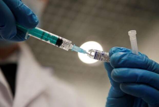 A medical worker holds a syringe with Sputnik V (Gam-COVID-Vac) vaccine against the coronavirus disease (COVID-19) before administering an injection at a vaccination centre in a shopping mall in Saint Petersburg, Russia February 24, 2021. REUTERS/Anton Vaganov