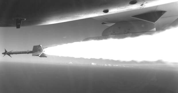 Тестовый пуск ракеты AIM-9L Sidewinder с M-346FA. flightglobal.com - Итальянская «летающая парта» учится воевать | Военно-исторический портал Warspot.ru