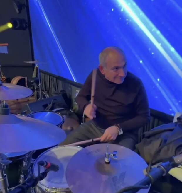 В Ереване состоялся первый концерт группы премьера Пашиняна Варчабенд