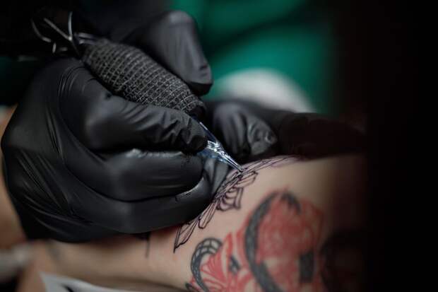 Юрист Русяев заявил, что работника не имеют права уволить из-за татуировки