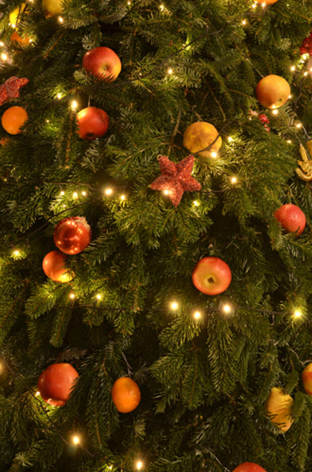 Елки, палки, мандарины: как украшают новогодние деревья в разных странах мира