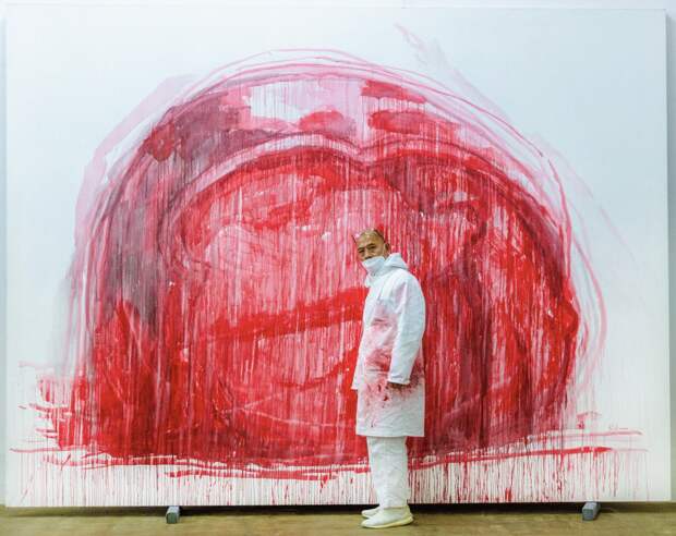 Чжан Хуань на фоне работы 