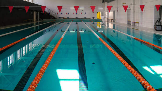 Начала тонуть: девочка впала в кому на тренировке в бассейне в Москве