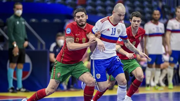 Сборная Португалии забила третий мяч в ворота России в финале ЧЕ по футзалу  