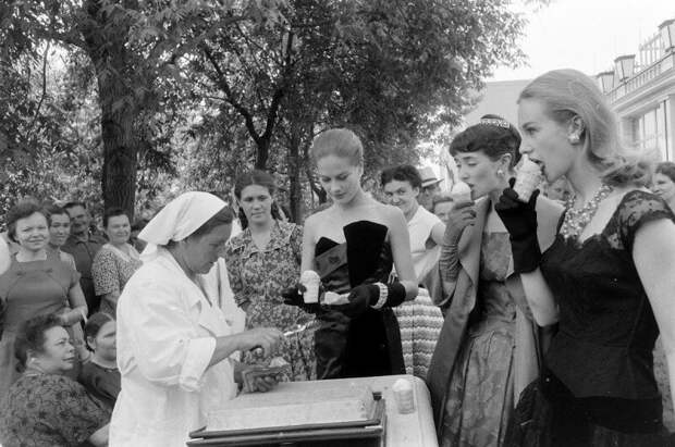 Британские модели пробуют советское мороженное. Москва, 1956 история, ретро, фото, это интересно
