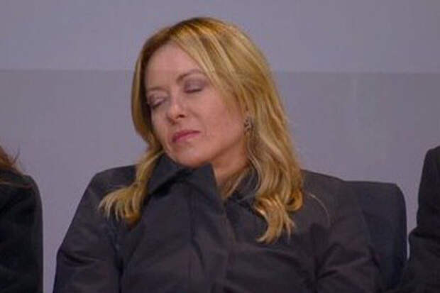 Над премьер-министром Италии Мелони посмеялись из-за ее "сна" на открытии ОИ-26