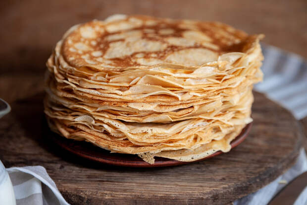 Россияне больше всего любят есть блины на Масленицу со сметаной и сгущенкой