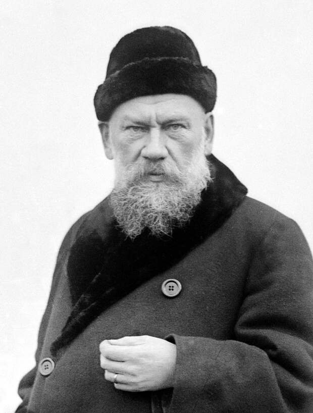 800px-Count_Tolstoy,_with_hat.jpg