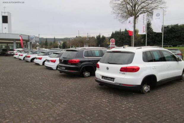 В Германии воры «разбули» машины из автосалона