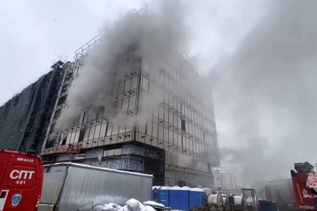 МЧС: пожар в строящемся здании на севере Москвы локализован