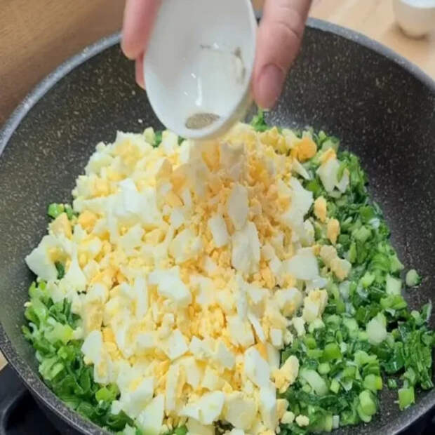 Золотистые и пышные: жарю пирожки с луком и яйцом, которые не черствеют на второй день