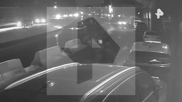 РЕН ТВ публикует видео падения такси с женщиной и ребенком в канал в Дагестане